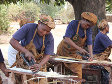 バナナを加工する女性